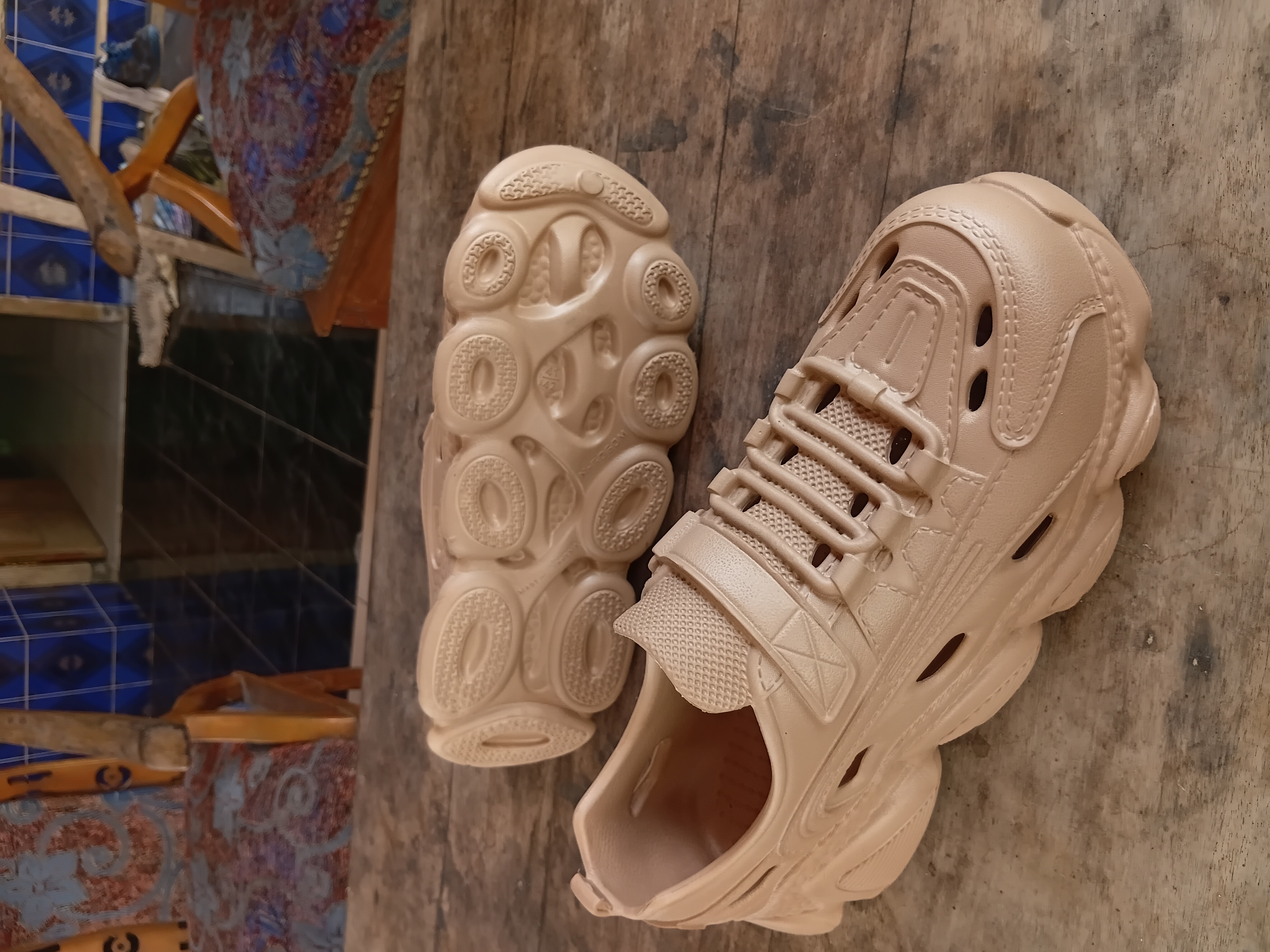 Sepatu karet slip on ringan, tahan air, gampang dibersihin